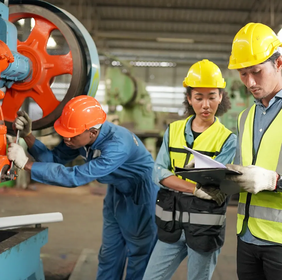 Sitio industrial con grúas e infraestructura al anochecer