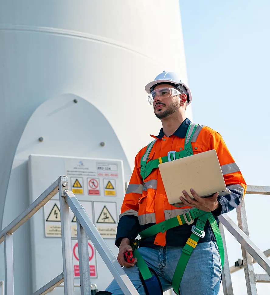 Trabajadores industriales con cascos revisando una evaluación de peligros en el sitio